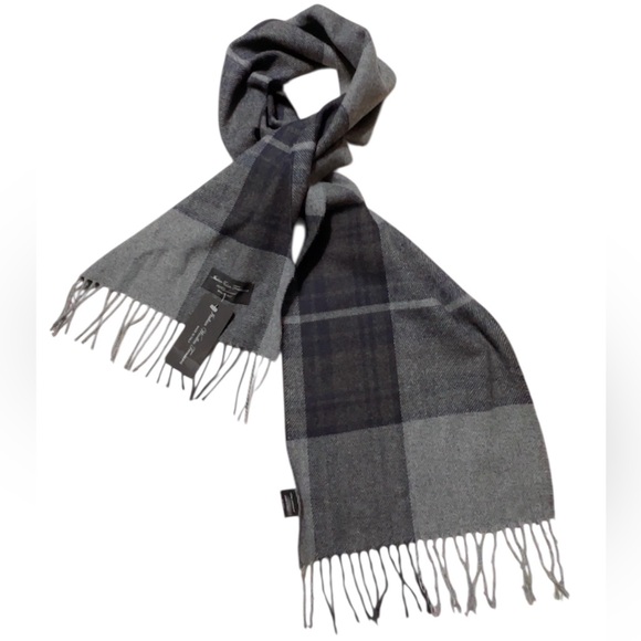 NWT Italian Woollen Treasures scarf in a gray plaid pattern and 100% Lambswool - Picture 2 of 6